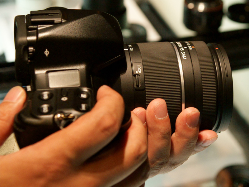 <b>α900に28-75mm F2.8 SAMを装着したところ。側面にズームロックボタンを備える</b>