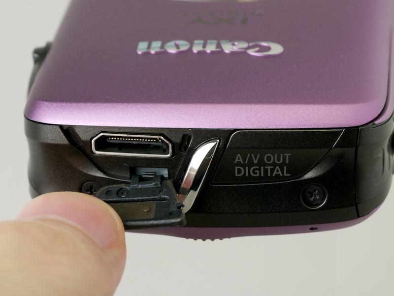 <b>HDMI端子を搭載。ストラップ取り付け部のデザインが面白い</b>