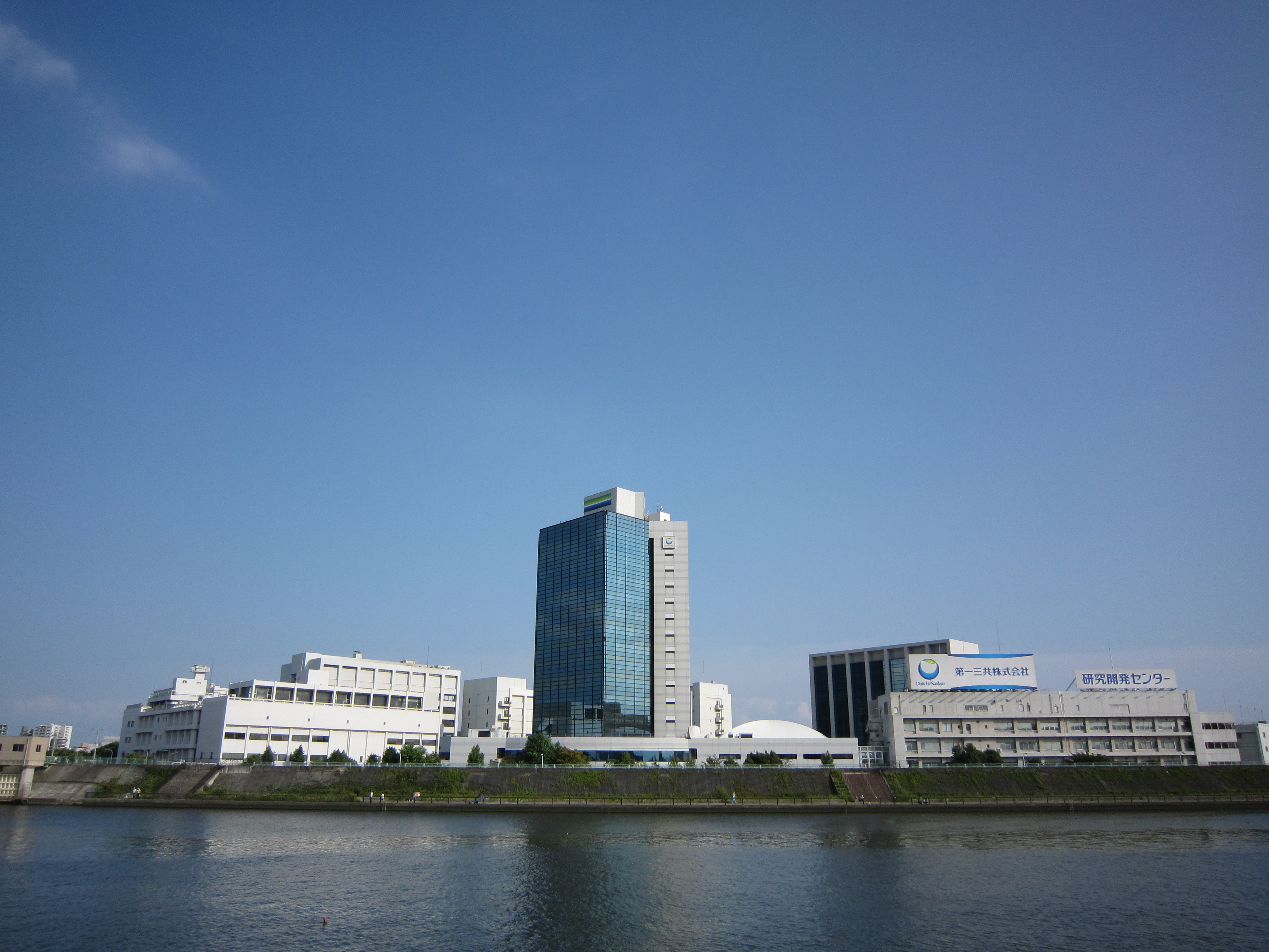 <b>広角端<br>IXY DIGITAL 930 IS / 約2.4MB / 4,000×3,000 / 1/800秒 / F4 / 0EV / ISO80 / WB:オート / 4.3mm</b>