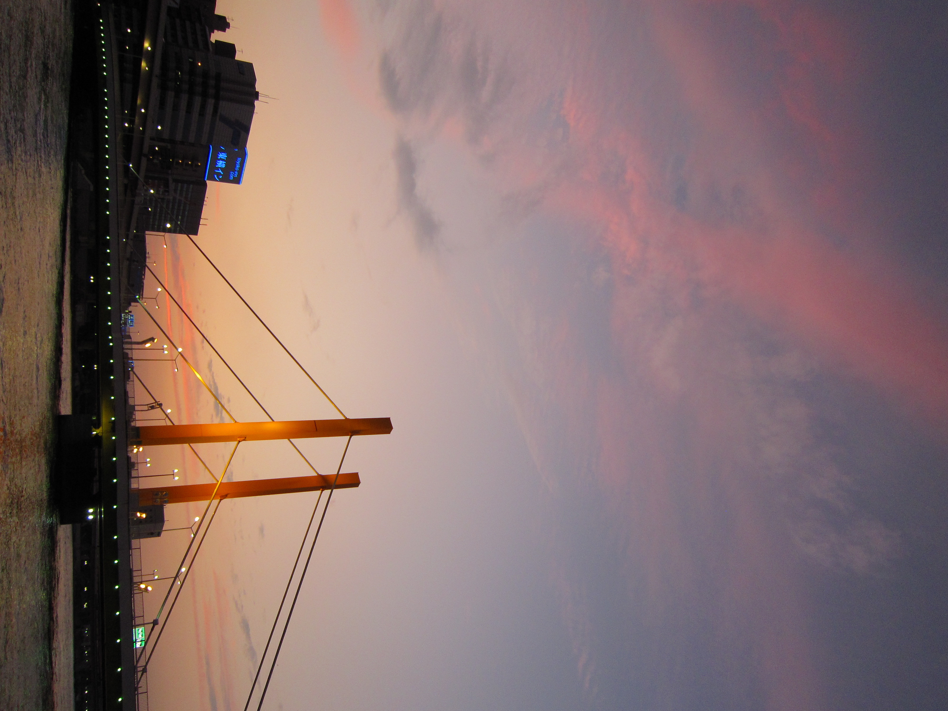 <b>IXY DIGITAL 930 IS / 約2.4MB / 3,000×4,000 / 1/60秒 / F2.8 / +1EV / ISO160 / WB:オート / 4.3mm / 撮影モード：夕焼け</b>