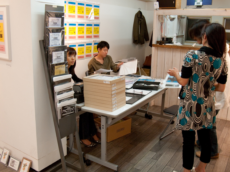 <b>額装用の額や印画紙なども販売する</b>