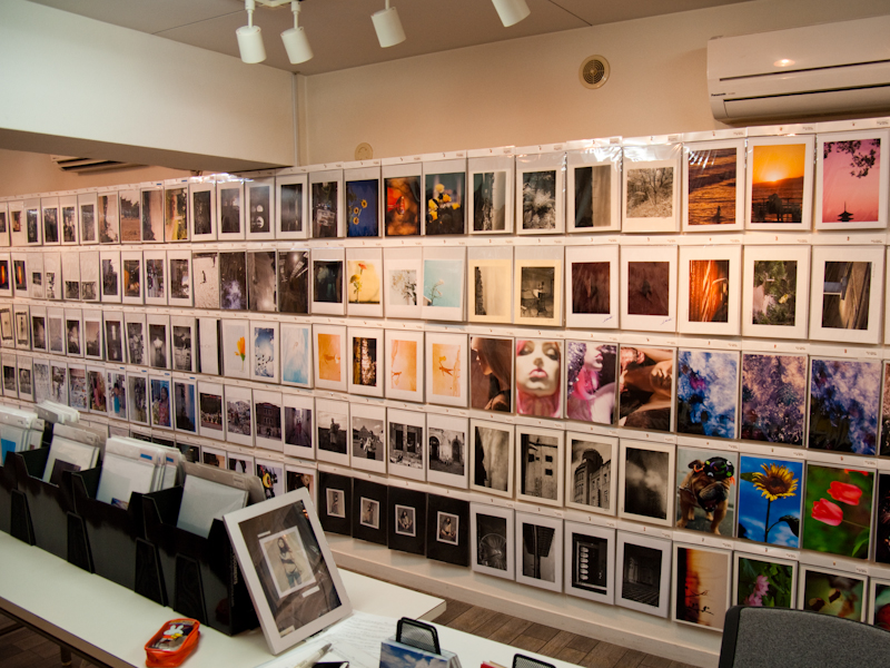 <b>「去年はまったく売れなくて、さすがにじわじわとへこんでいった」と水谷さん。今年は売れそうなものと、そうでないイメージを混ぜて出品したそうだ</b>