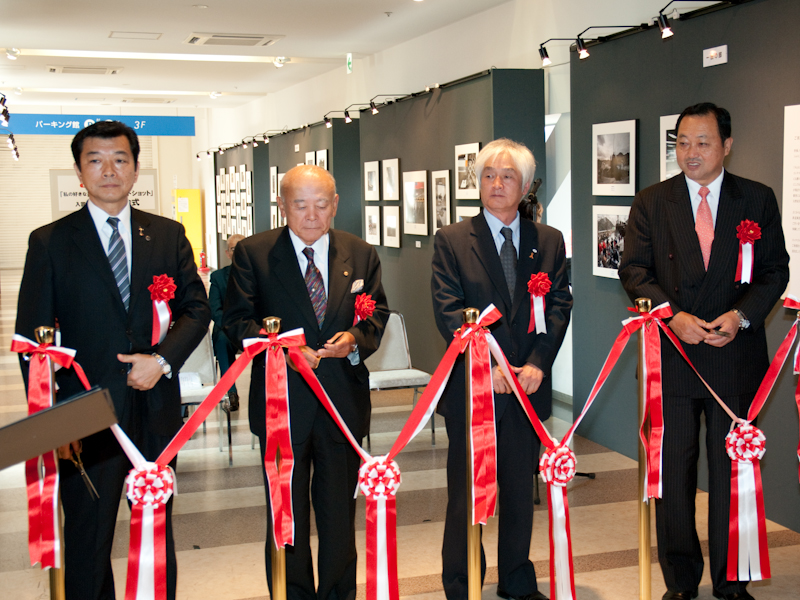 <b>テープカットの様子。写真は左から、そごう大宮店店長の坂本博計氏、さいたま商工会議所会頭の川本宣彦氏、さいたま市理事の橋本昇氏、小野守男氏</b>