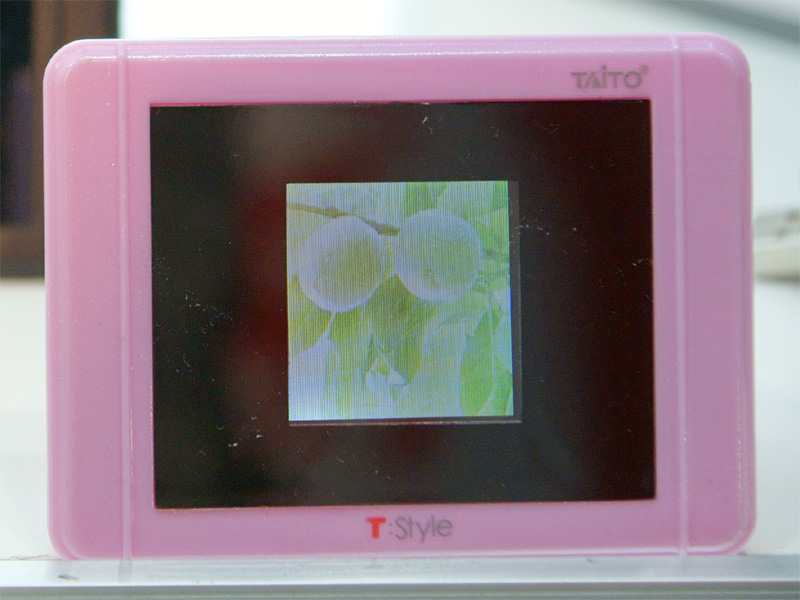 <b>スタンド型の液晶カラーフォトフレーム。乾電池で駆動する。高さは5.5cm</b>