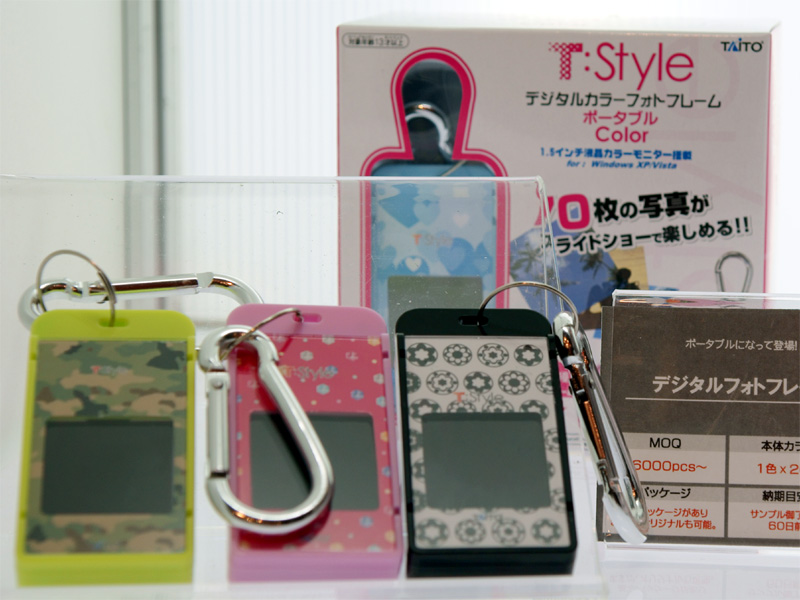 <b>1.5型の液晶ディスプレイを搭載。前面の着せ替えが可能</b>