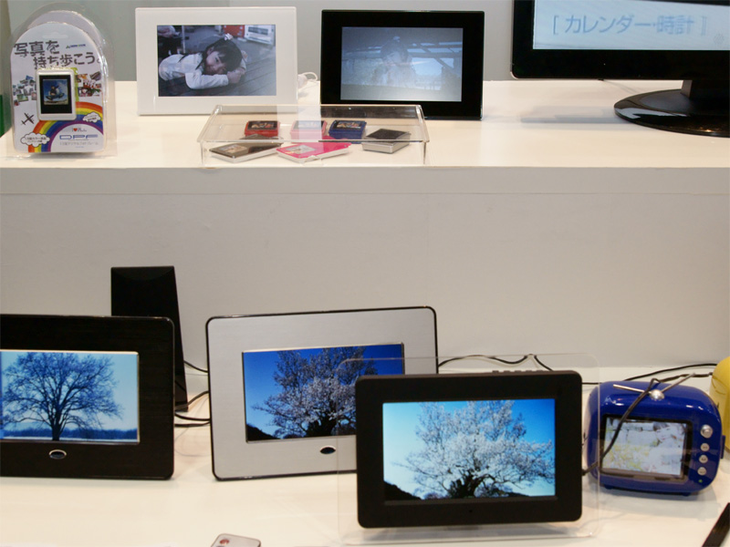 <b>GH-DF15S（上段左）、GHV-DF7G（上段中）、GHV-DF7S（下段中）、GHV-DF35TV（下段右）。GHV-DF7GおよびGHV-DF7Sは480×234ピクセルの7型ワイド液晶ディスプレイを搭載</b>