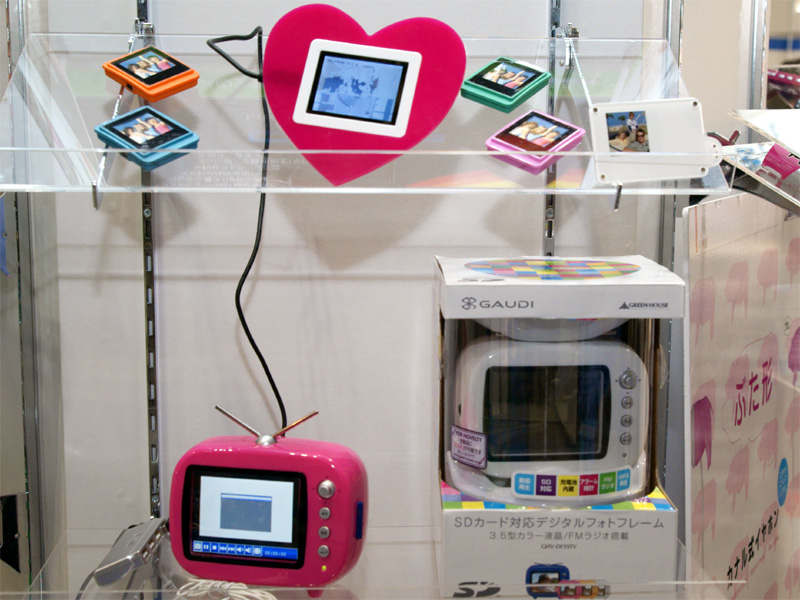 <b>上段右が14日発表のGH-DF14。4色の小型フォトフレームはGH-DF15Sの色違い。ハート型はGHV-DF24HT。下段はGHV-DF35TV</b>