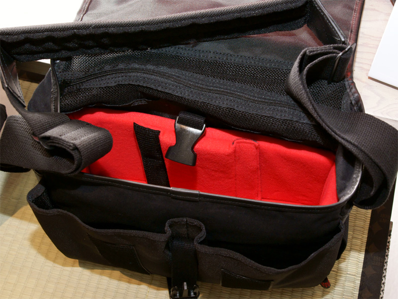 <b>ACAMカメラバッグは内部に取り外し式の仕切りを備える</b>