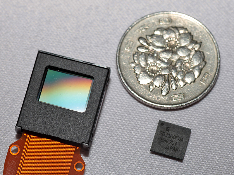 <b>HTPS液晶ユニット（左）とドライブIC（右）</b>