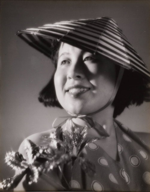 <b>「無題」（佐藤田鶴江像・笠） 1939年　386×305mm</b>