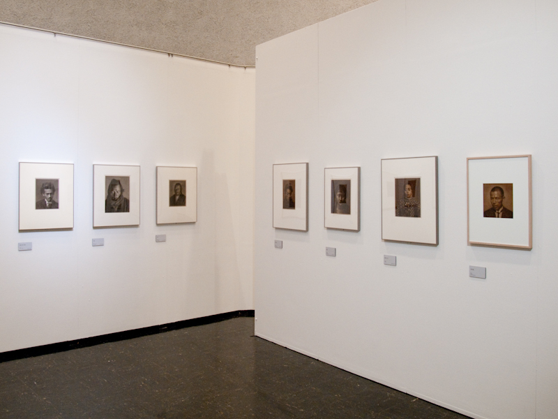 <b>ゴム印画では水彩用の紙などを使用している。その表現を微細に味わおう</b>