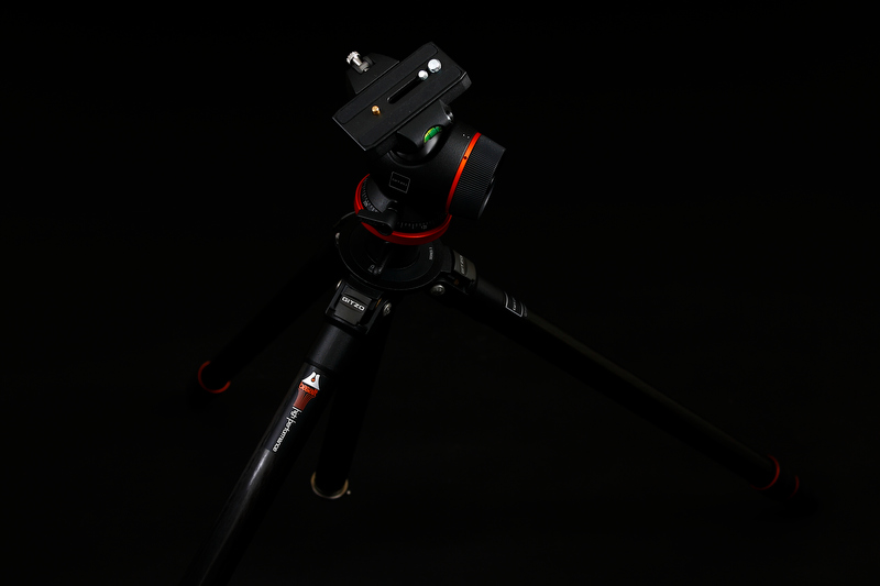 <b>新デザインは「赤熱の溶岩から生まれた黒い岩石」をイメージ。従来のジッツオ製品からがらりと印象が変わった</b>