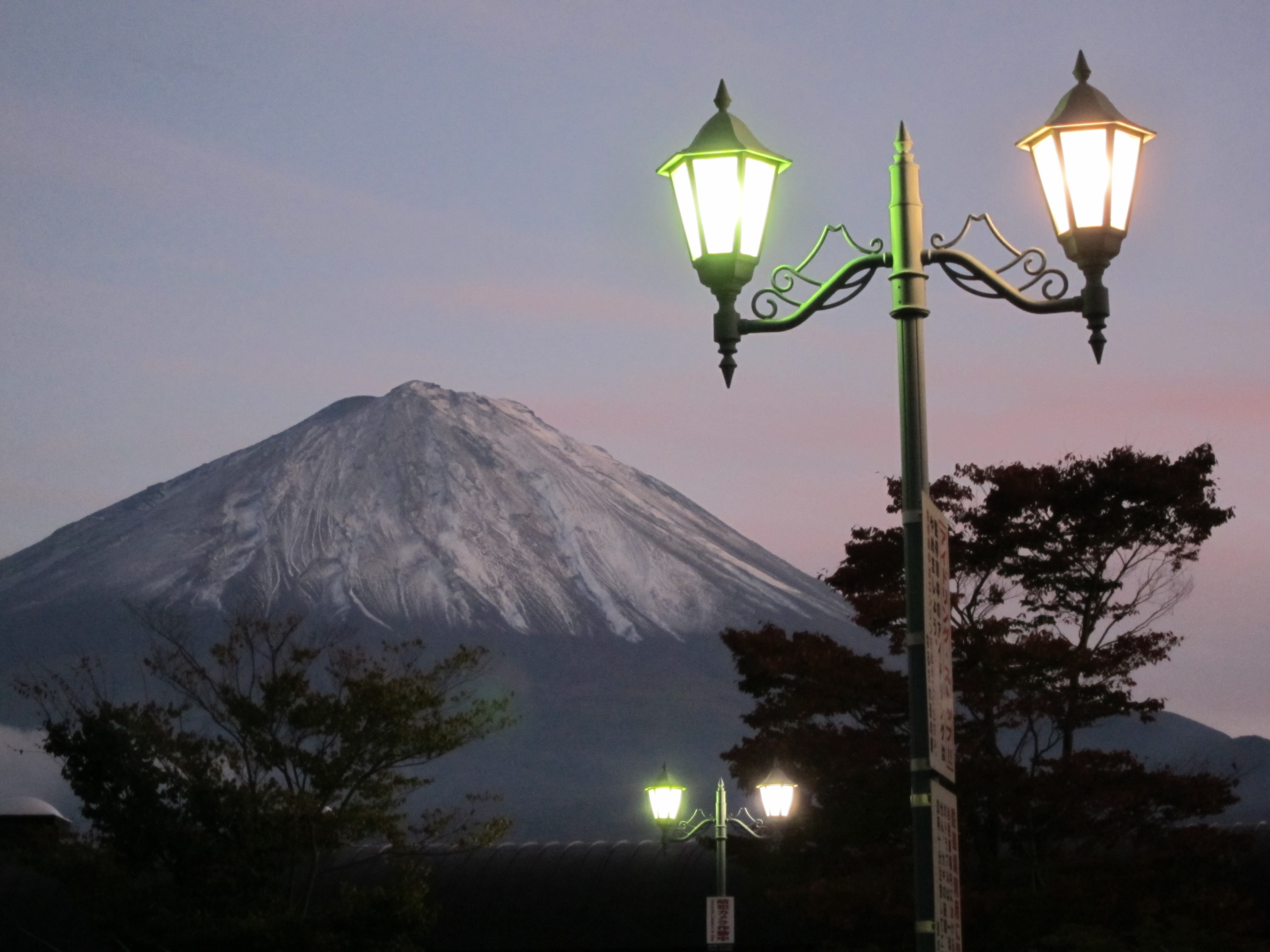 <b>PowerShot S90 / 約1.8MB / 3,648×2,736 / 1/80秒 / F4.9 / 0EV / ISO800 / WB:オート / 22.5mm</b>