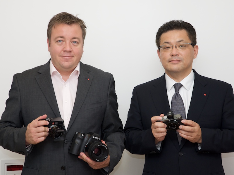 <b>左からステファン・ダニエル氏と杢中薫氏。担当のそれぞれカメラを手に</b>