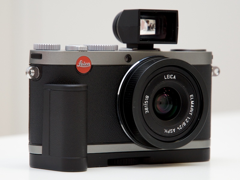 <b>ライカX1。オプションのビューファインダーとハンドグリップを装着</b>
