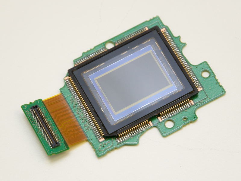 <b>X1の撮像素子。APS-Cサイズ相当の有効1220万画素CMOSセンサー</b>