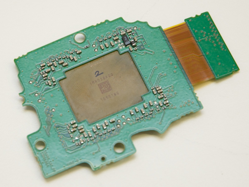 <b>撮像素子の裏には、熱対策のためヒートシンクが取り付けられるという</b>