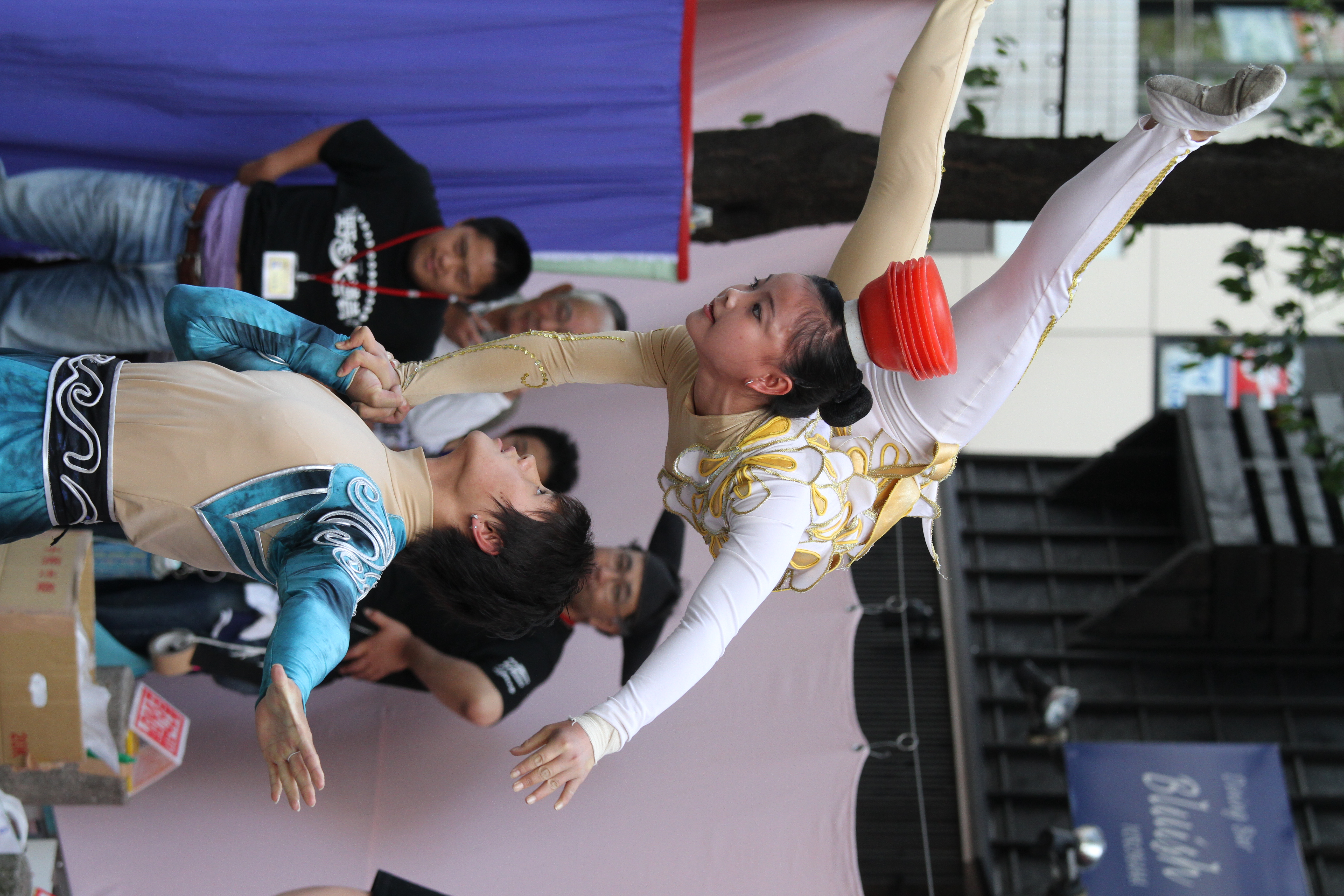 <b>EOS 7D / EF 70-200mm F4 L IS USM / 3,456×5,184 / 1/640秒 / F5 / 0EV / ISO800 / 絞り優先AE / WB:オート / 106mm<br>野毛山大道芸（中国雑技芸術団）</b>