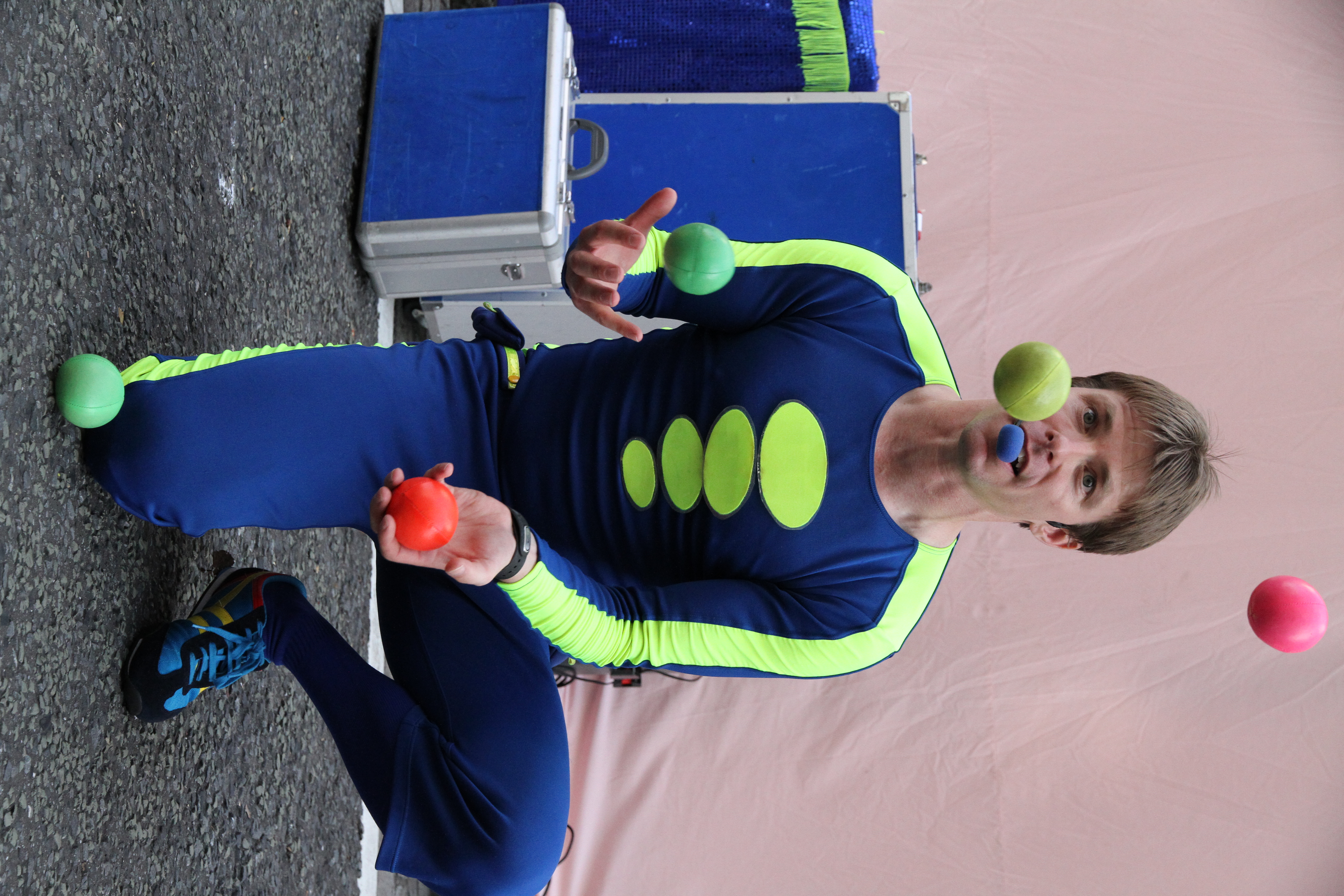 <b>EOS 7D / EF-S 15-85mm F3.5-5.6 IS USM / 3,456×5,184 / 1/1,000秒 / F5.6 / 0EV / ISO1600 / 絞り優先AE / WB:オート / 38mm<br>野毛山大道芸（ジャーミー・イートン）</b>