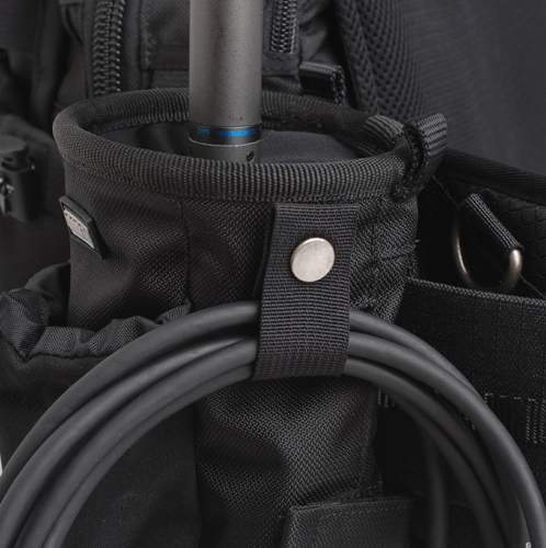 <b>側面にケーブルを束ねられる</b>