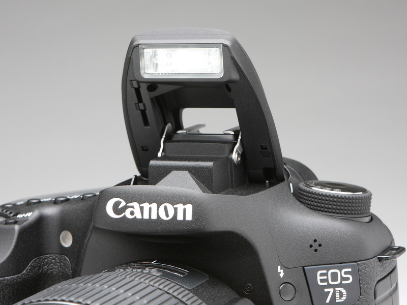 <b>内蔵ストロボにはトランスミッター機能が備わる。カメラから離れた位置にあるスピードライトを発光させるためにトランスミッターST-E2や同機能を内蔵するスピードライトをカメラに装着しなくて済むようになった。</b>