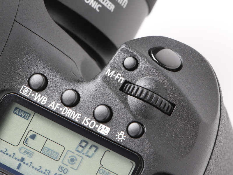 <b>シャッターボタンとメイン電子ダイヤルの間にマルチファンクションボタンが新たに備わる。FEロック/ワンタッチRAW＋JPEG/電子水準器のいずれかを割り当てることが可能だ。液晶パネル脇に並ぶ4つのボタンもこれまで以上に外装部より飛出している</b>