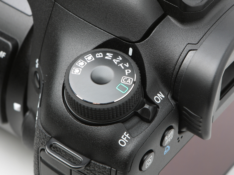 <b>モードダイヤル。当然のことながらピクチャーモードは、ない。電源のON/OFFボタンは適度な大きさで操作性、視認性ともよい</b>