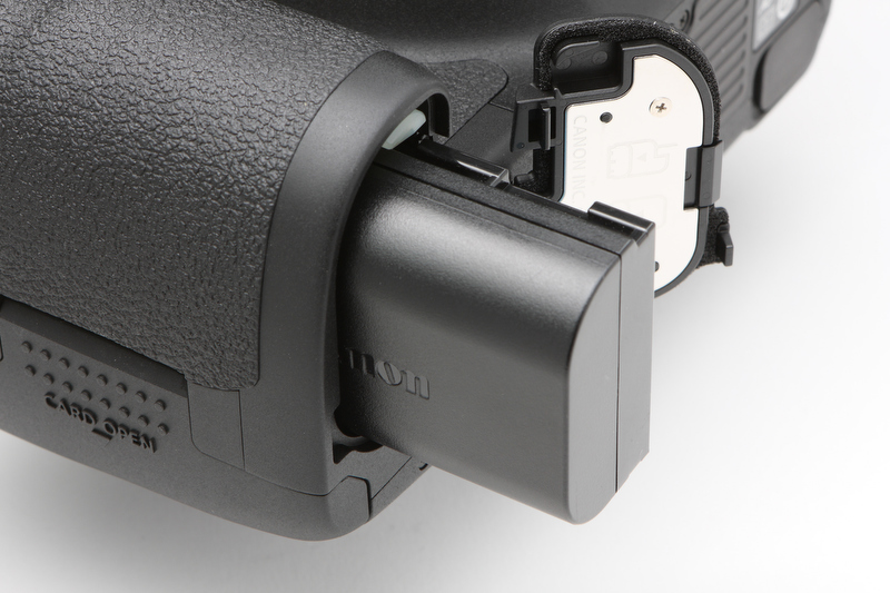 <b>バッテリーはEOS 5D Mark IIと同じくLP-E6を使用。CIPA準拠による撮影可能枚数の目安は、光学ファインダー使用時で約800枚（常温時）となる</b>