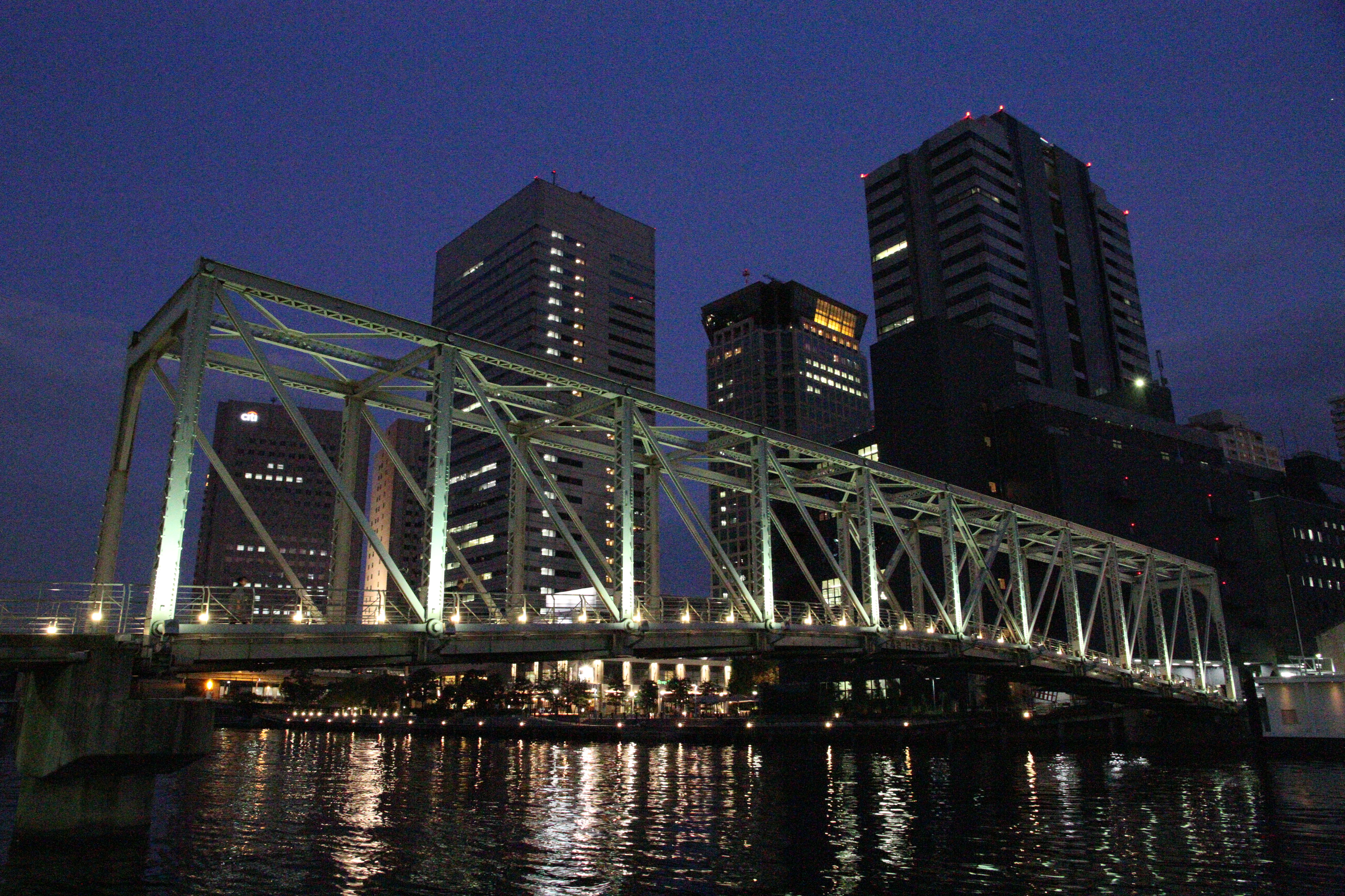 <b>ISO12800<br>EOS 7D / EF-S 15-85mm F3.5-5.6 IS USM / 約12.1MB / 5,184×3,456 / 1/25秒 / F8 / 0EV / WB:オート / 15mm</b>