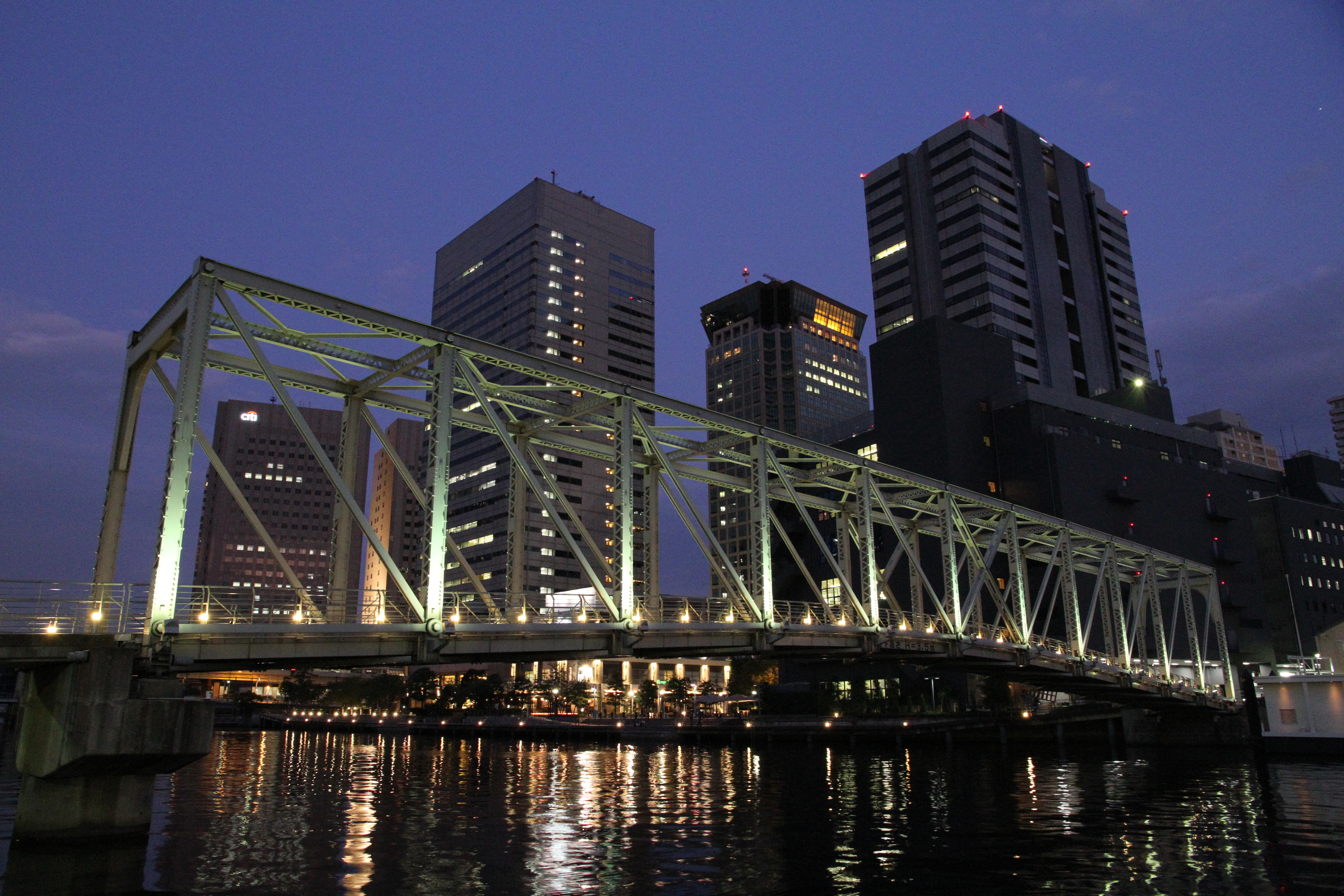 <b>ISO3200<br>EOS 7D / EF-S 15-85mm F3.5-5.6 IS USM / 約8.8MB / 5,184×3,456 / 1/8秒 / F8 / 0EV / WB:オート / 15mm</b>