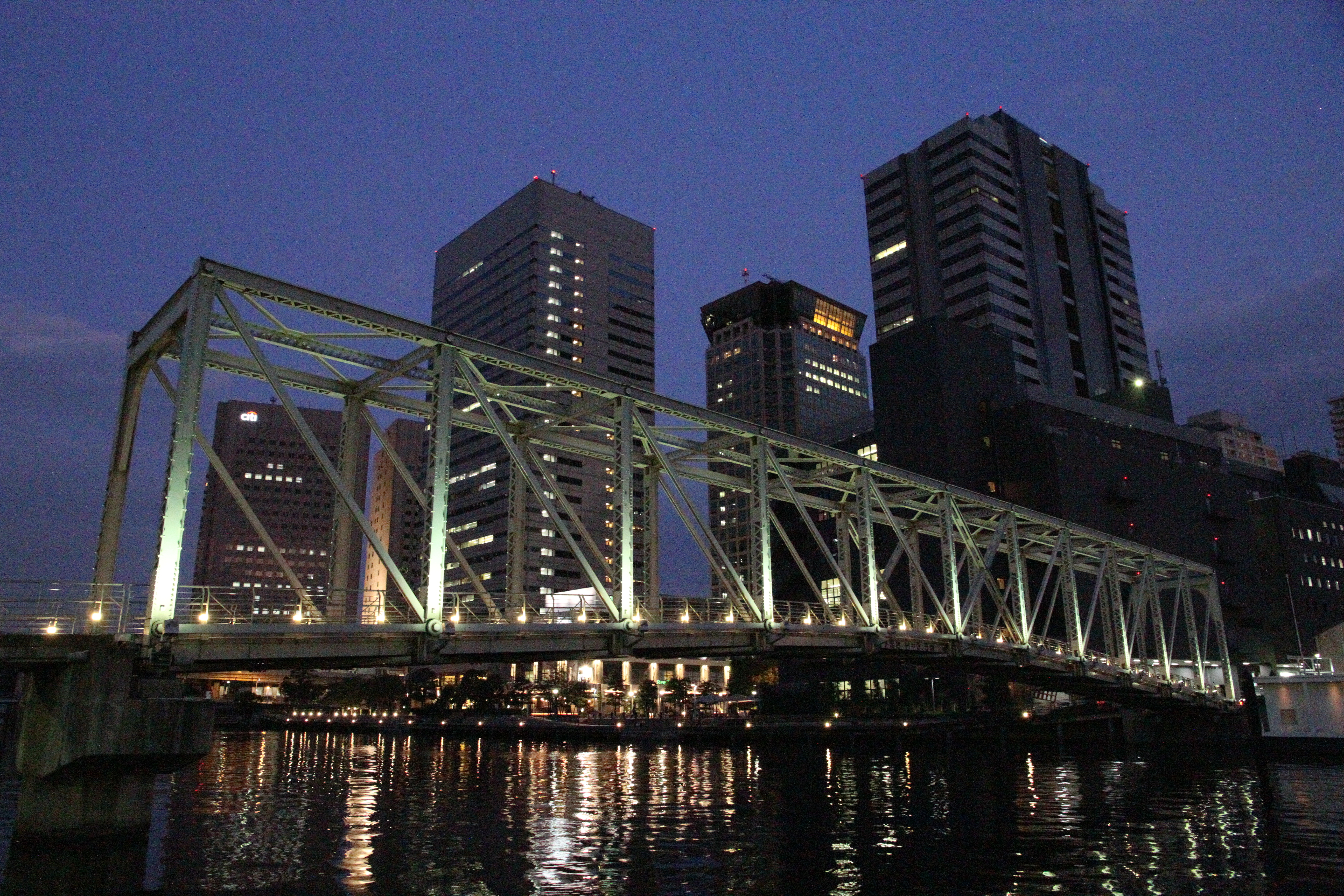 <b>ISO12800<br>EOS 7D / EF-S 15-85mm F3.5-5.6 IS USM / 約11.3MB / 5,184×3,456 / 1/30秒 / F8 / 0EV / WB:オート / 15mm</b>