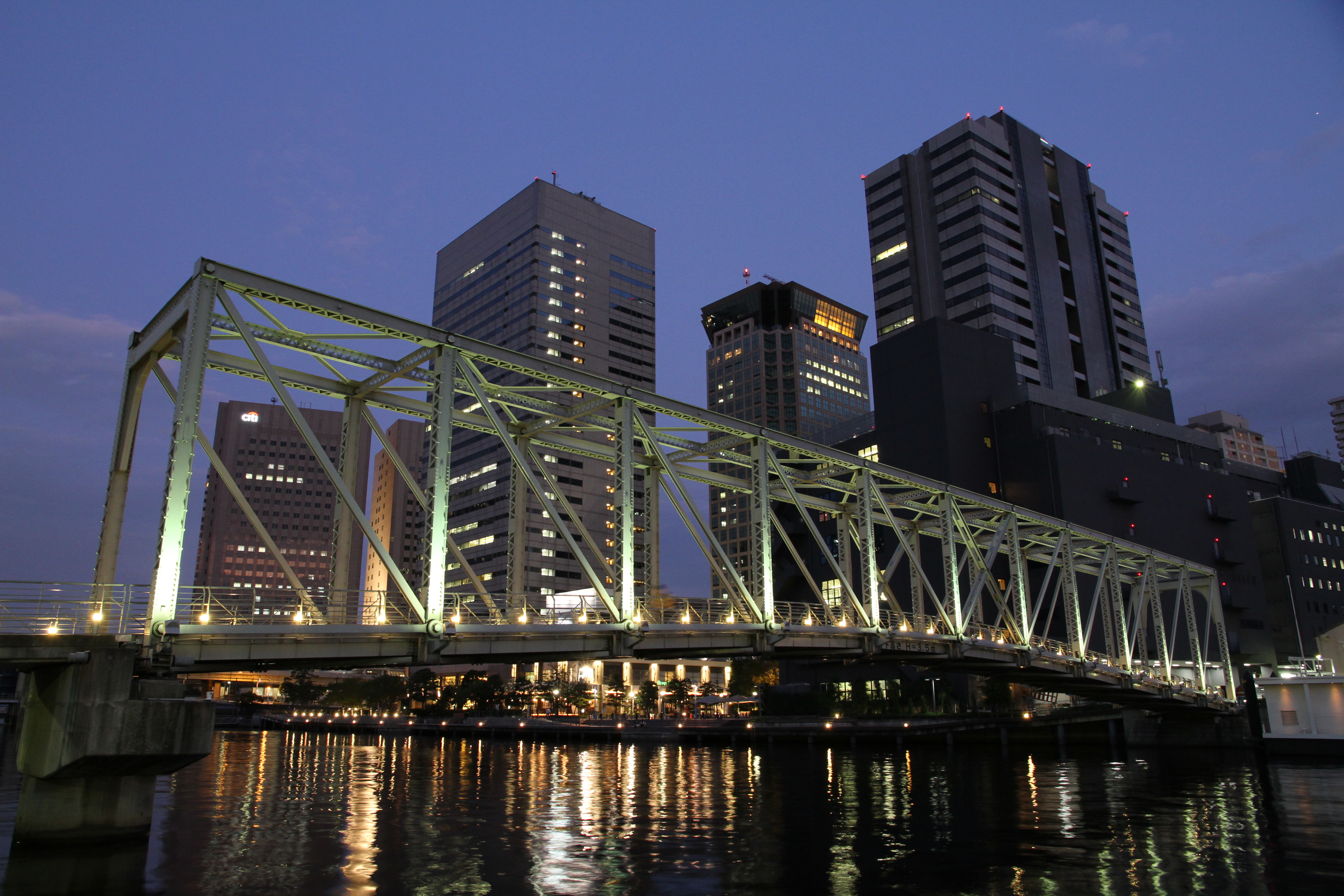 <b>ISO800<br>EOS 7D / EF-S 15-85mm F3.5-5.6 IS USM / 約7.0MB / 5,184×3,456 / 1/2秒 / F8 / 0EV / WB:オート / 15mm</b>