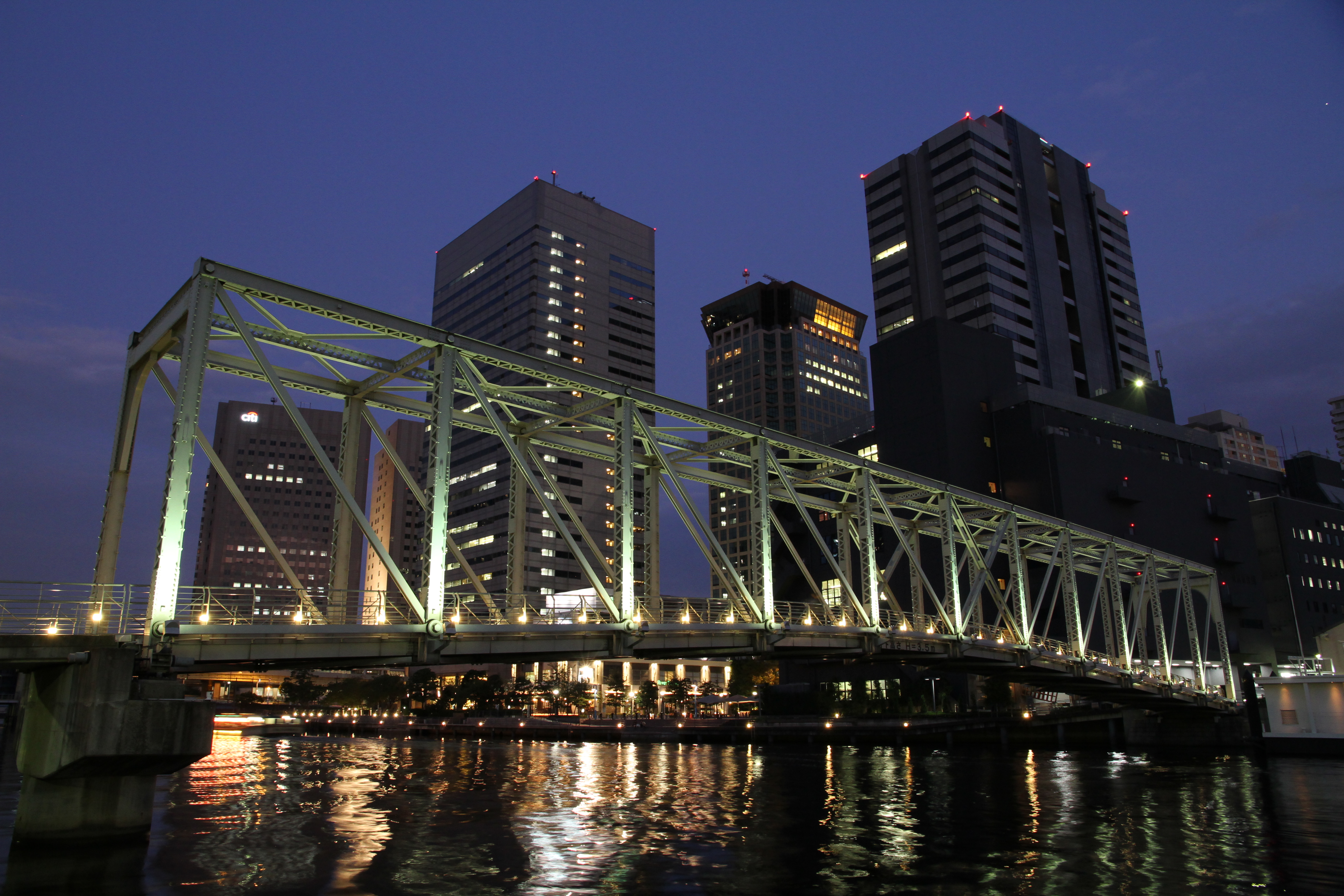 <b>ISO800<br>EOS 7D / EF-S 15-85mm F3.5-5.6 IS USM / 約6.5MB / 5,184×3,456 / 1/2秒 / F8 / 0EV / WB:オート / 15mm</b>