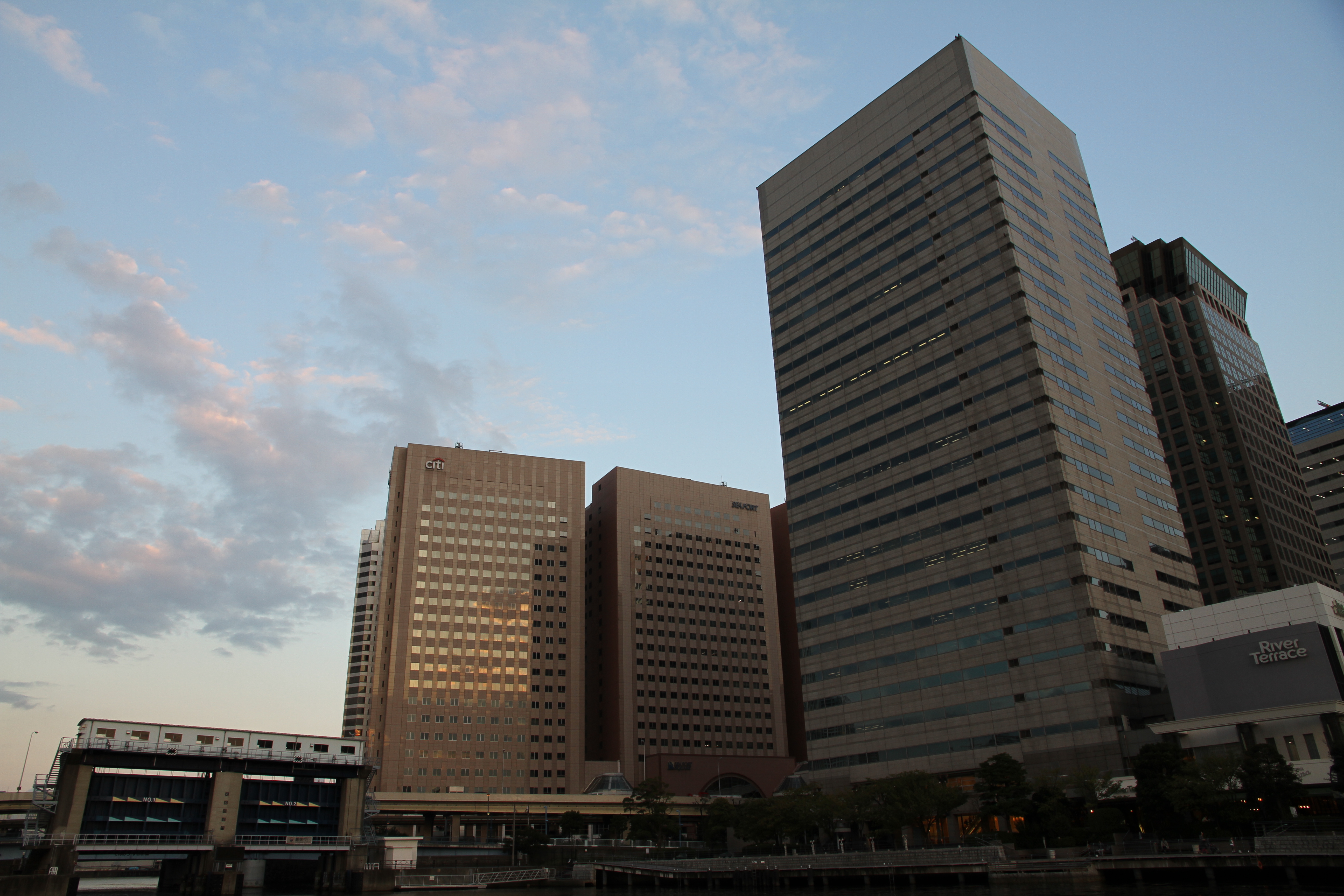 <b>標準<br>EOS 7D / EF-S 15-85mm F3.5-5.6 IS USM / 約5.4MB / 5,184×3,456 / 1/40秒 / F8 / 0EV / WB:オート / 15mm</b>