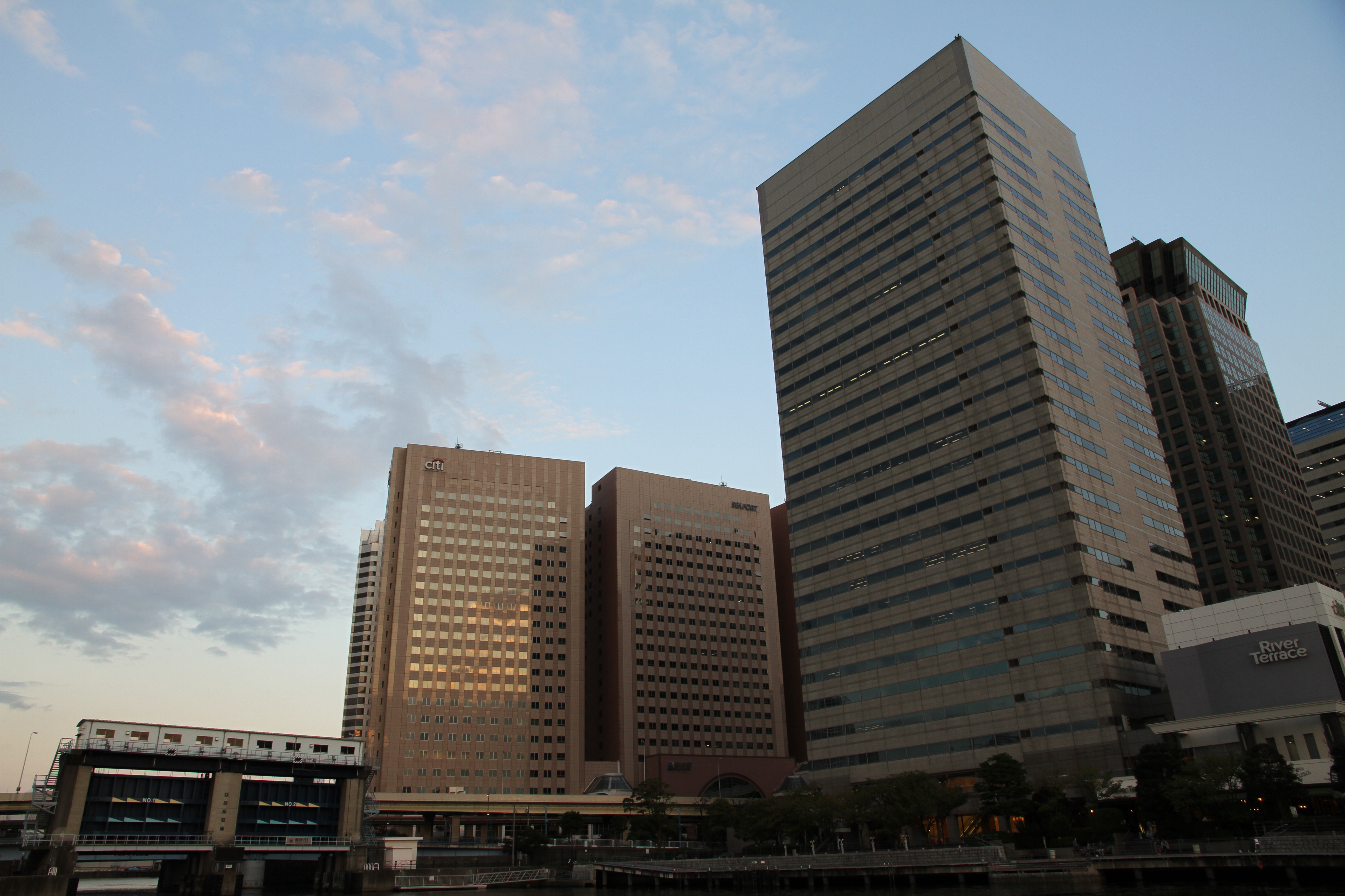 <b>強め<br>EOS 7D / EF-S 15-85mm F3.5-5.6 IS USM / 約5.5MB / 5,184×3,456 / 1/40秒 / F8 / 0EV / WB:オート / 15mm</b>