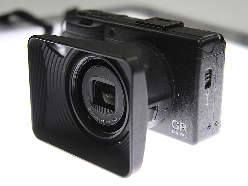 <b>オプションの専用フードを装着した「GR DIGITAL III」</b>