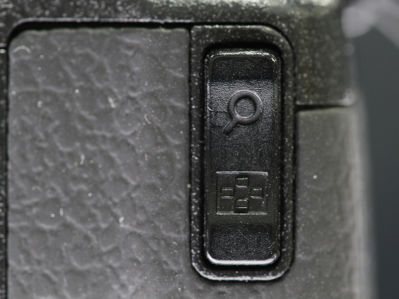 <b>右手親指位置にくる拡大サムネイルボタンには、露出補正を呼び出せるようにしている</b>