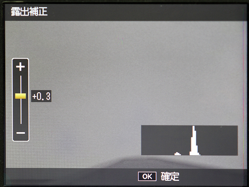 <b>右手親指位置にくる拡大サムネイルボタンには、露出補正を呼び出せるようにしている</b>