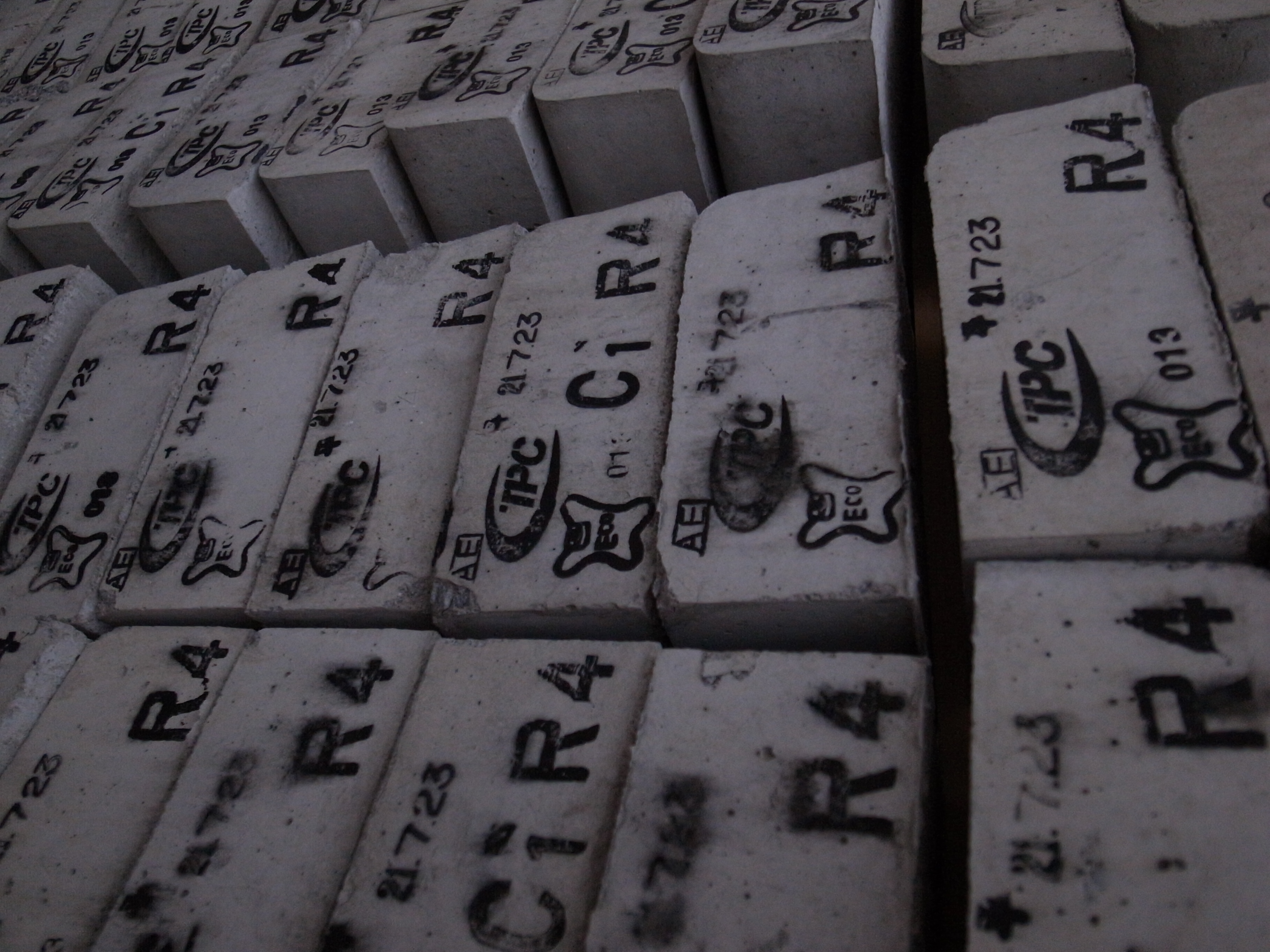 <b>GR DIGITAL III / 2,736×3,648 / 1/97秒 / F1.9 / -1EV / ISO400 / 絞り優先AE / WB:オート / 6mm</b>