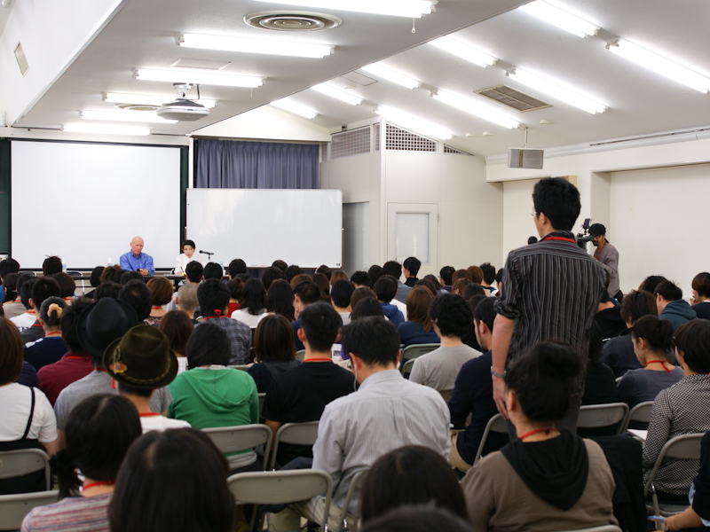 <b>サルガド氏に質問する聴講者</b>