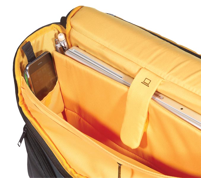 <b>内部にノートパソコン収納部などを備える</b>