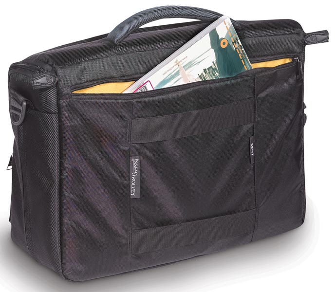 <b>背面には書類用ポケットを装備</b>