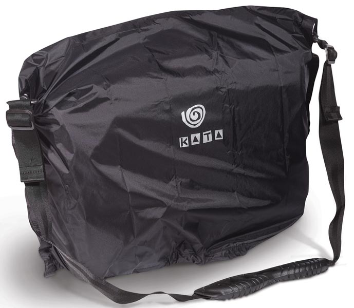 <b>リバーシブルタイプのレインカバーが付属する</b>