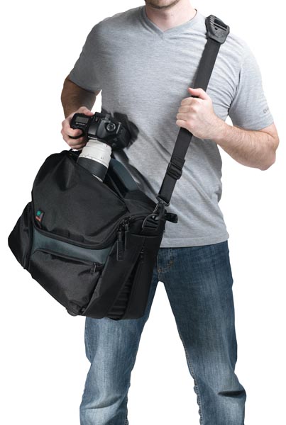 <b>天面にジッパー式の開口部を備える</b>