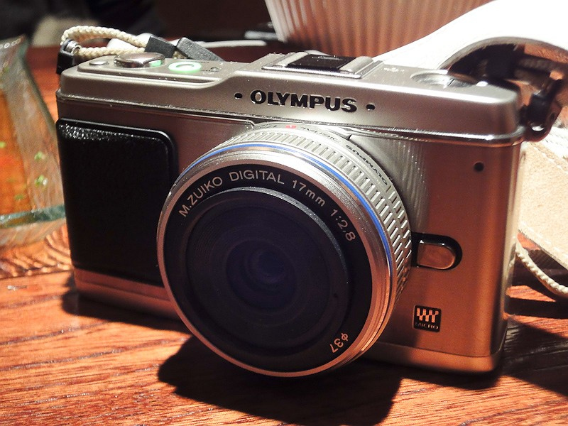 <b>普段の外出には単焦点の「M.ZUIKO DIGITAL 17mm F2.8」だけを装着している。レンズ交換式の意味がないといえばないのだが。コンパクトな単焦点ラインナップの拡充に期待したい</b>
