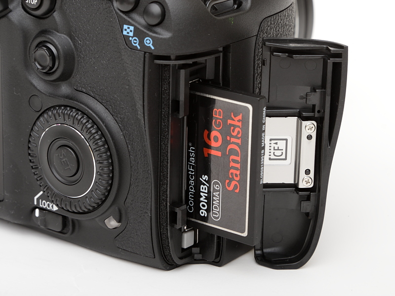 <b>記録メディアはCFのシングルスロット。ダブルスロット化されなかった点が今のところ最大の不満点。とはいえ簡単に実測したところバッファ開放は約8秒!! 次回以降で詳しく報告します</b>