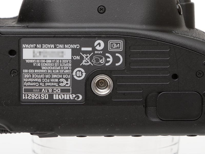 <b>EOS 50Dの底面です。三脚にセットして縦位置に構えると、レンズの重さでくるっとおじぎすることがよくありました。なるほど、この滑り止めの配置ではそうなってしまうのも納得です</b>