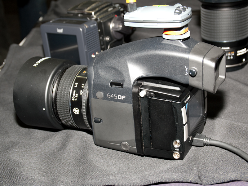 <b>デジタルバック専用の中判カメラ「645DF」</b>