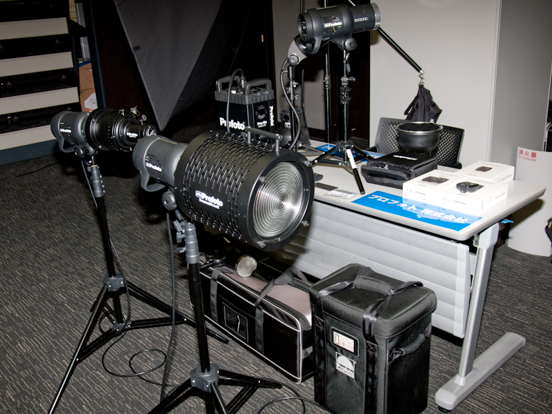 <b>ジェネレーターや大型ストロボを展示していたプロフォトのブース</b>