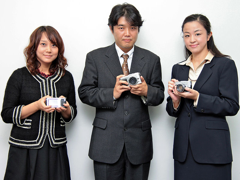 <b>オリンパスイメージング開発本部 商品開発部 商品開発3グループの片岡摂哉グループリーダー（中央）、同開発本部 商品開発部 商品開発3グループの岩久恭子氏（左）、事業本部デザインセンター プロフェッショナルグループ課長代理の加瀬賀子氏（右）</b>